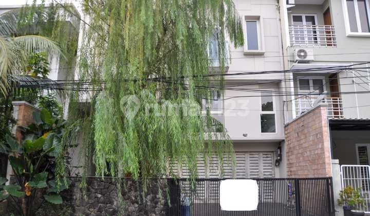 Rumah Baru Hanya 5 menit ke Pasar Mayestik di Area Gandaria