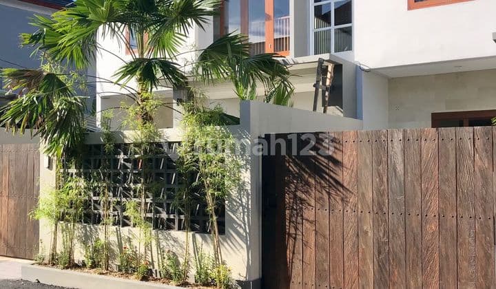 Rumah Semi Villa One Gate System Sangat Dekat Padonan Canggu dengan View Sawah Nyaman Akses Mobil Papasan Dekat ke Kapal ,, Padonan Canggu dan Gatot Subroto Barat