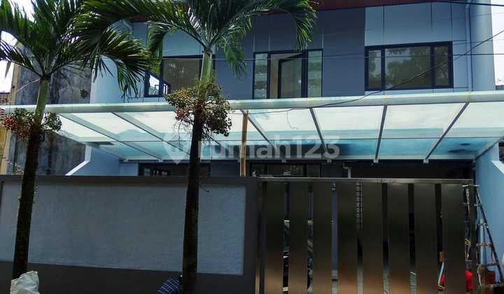 Jual rumah baru minimalis di tengah kota Bandung. Hanya 5 menit ke Feslink. 10 menit ke alun-alun. Dekat pasar, rumah sakit dan mall