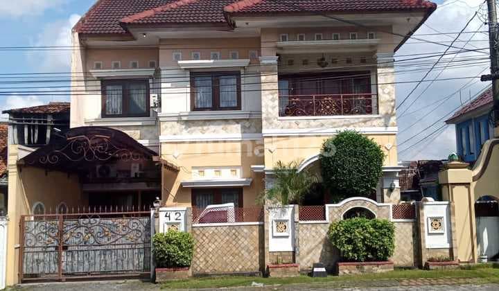 Luxury 7-Bedroom House on Veteran Street Near Gembiraloka Zoo.