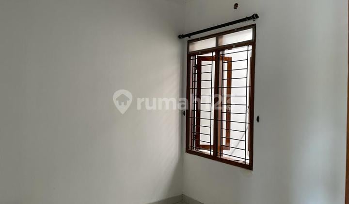 Rumah tengah kota Semarang dekat tol Gayamsari siap pakai disewakan di Beruang mas Gayamsari Semarang timur