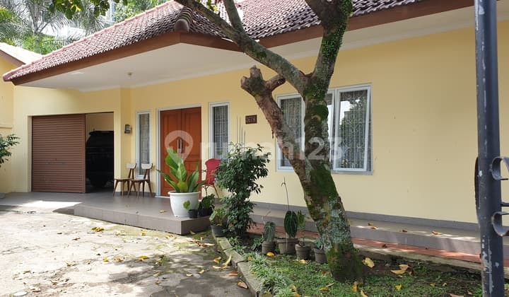 Rumah terawat di Jl. Gatot Subroto Bandung