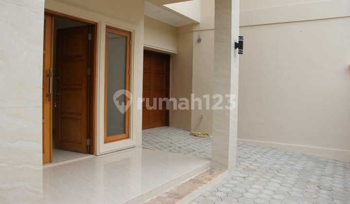 Dijual Rumah Asri dan Bebas Banjir 8BR, Unfurnished - Tanah Kusir, Jakarta Selatan
