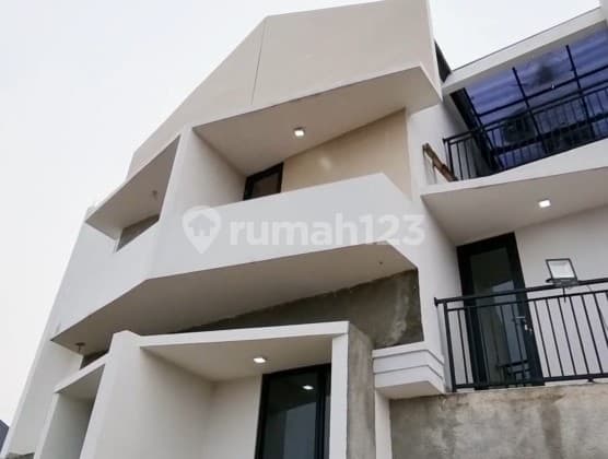 Rumah 3 Lantai Bagus Semi Furnished
