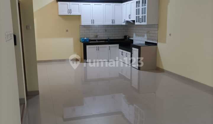 Rumah sunter rapih bagus siap huni seperti brand new 2 lantai