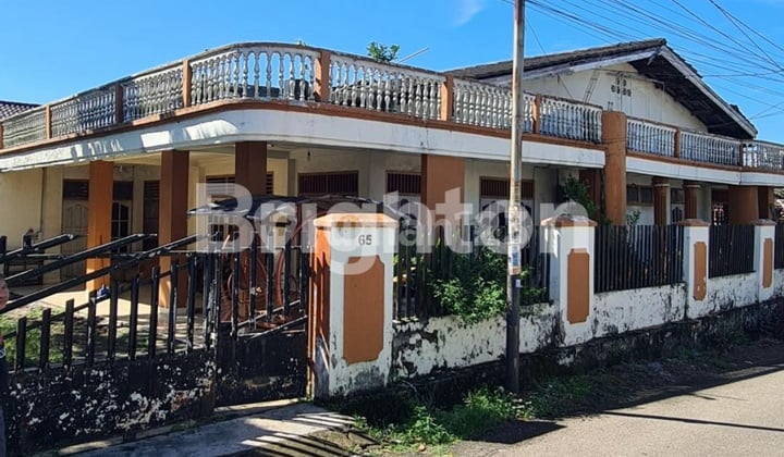 Rumah Besar Tengah Kota