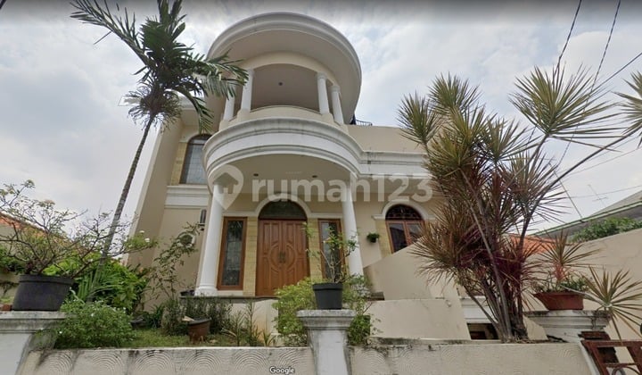 House in a Strategic Location, Pejompongan Baru, Benhil, Central Jakarta.