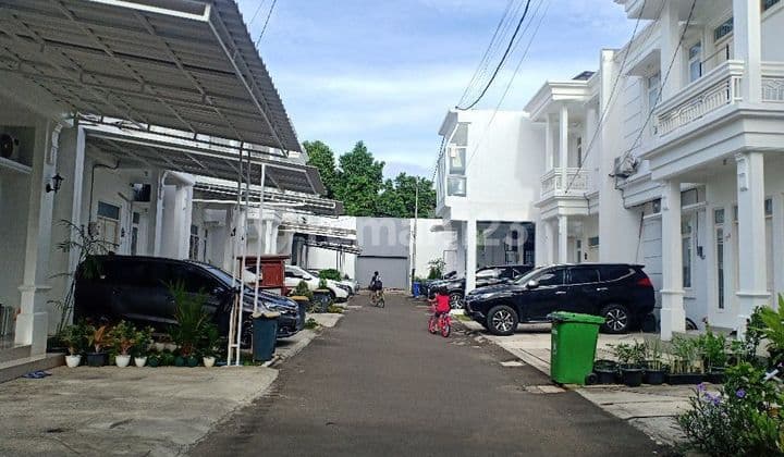 Rumah di Pondok Bambu Cantik 2 lantai Semi Furnish Murah Strategis