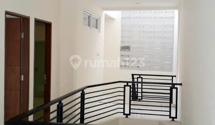 Dijual Rumah Baru Renovasi Daerah Tebet Timur Rp. 3.7 M Nego