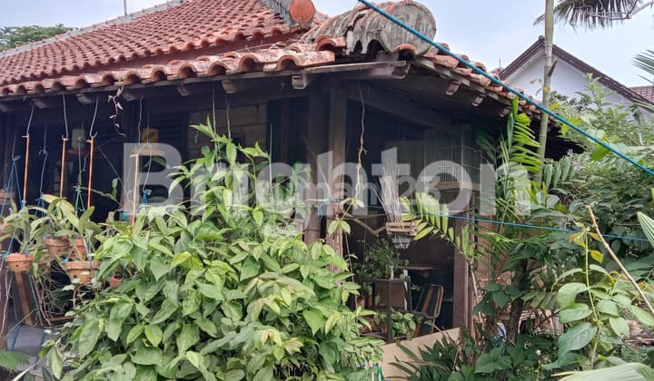 RUMAH KLASIK HALAMAN LUAS DI PINGGIR JALAN