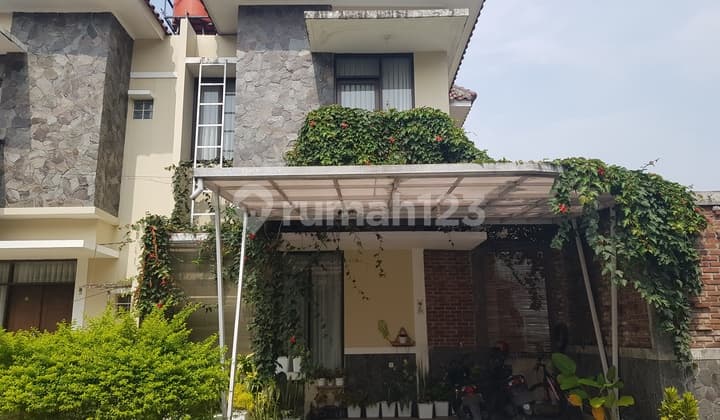 Rumah 2 Lantai dengan Taman di Green Caraka Residence Cingised Arcamanik