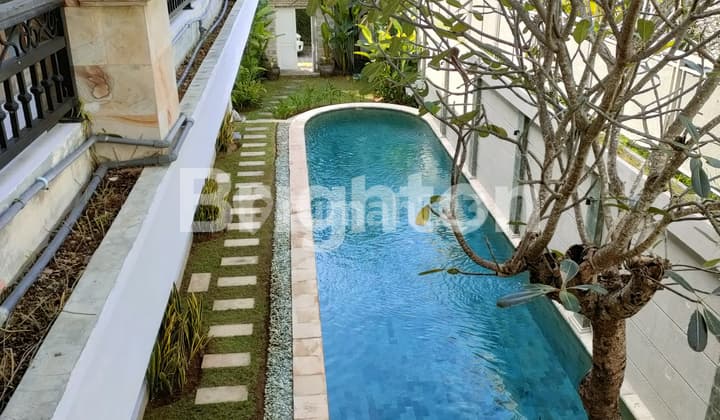 VILA PRIBADI, MEWAH 2 LANTAI DI SEMINYAK