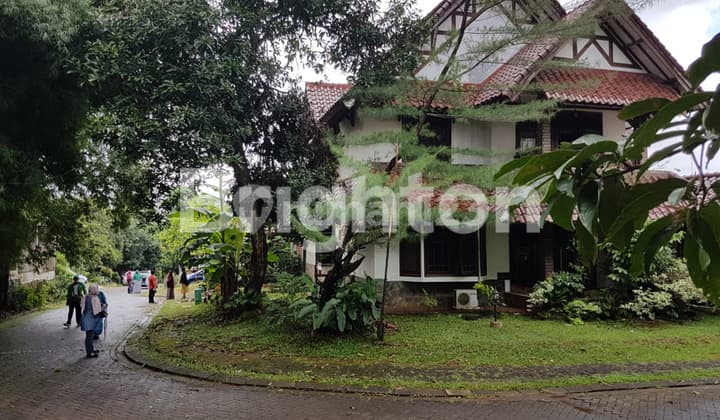 RUMAH MEWAH 2 LANTAI POSISI DI HOEK