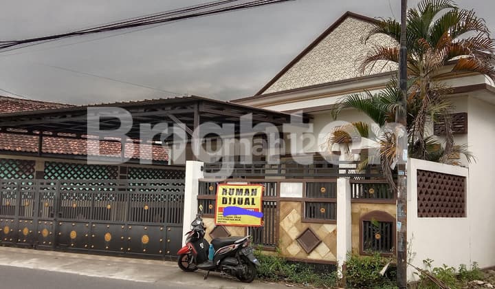 Rumah Besar Pinggir jalan Potorono Bantul