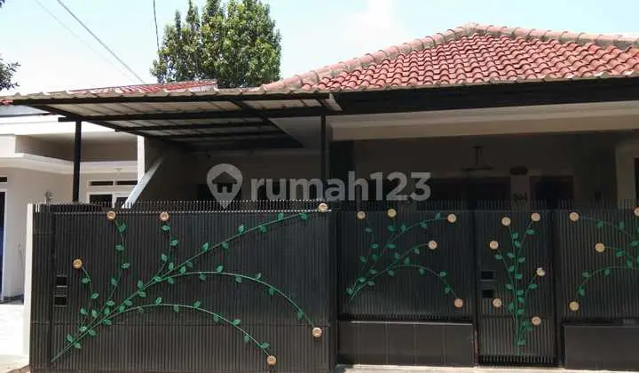 Strategic house near toll road in the center of Depok city.
