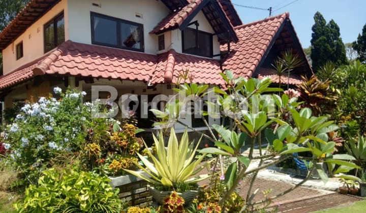 VILLA GRAND TRAWAS NYAMAN DAN ASRI, (PEMANDANGAN GUNUNG)