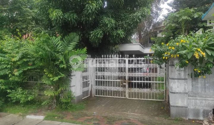 RUMAH TUA DI AREA STRATEGIS RUMAH TUA DI AREA STRATEGIS
