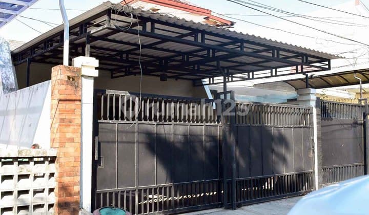 Rumah di Simpang Darmo Permai Utara, Siap Huni