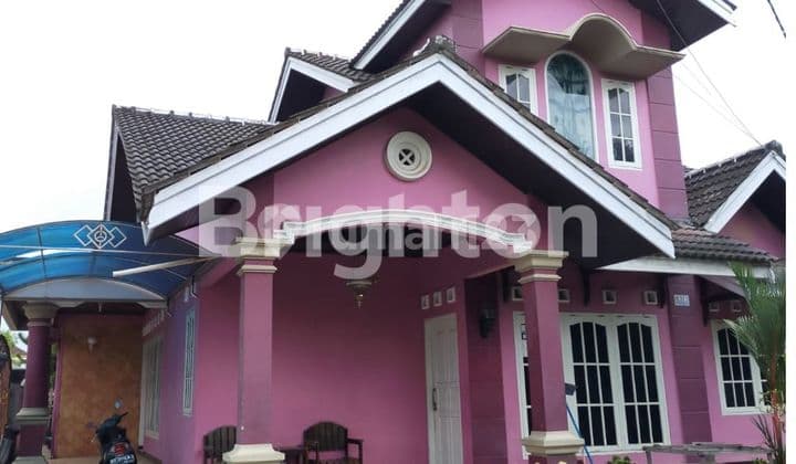 RUMAH PINGGIR JALAN RAYA LAHAN LUAS KONDISI TERAWAT DAN BAGUS DI FULL FURNISH