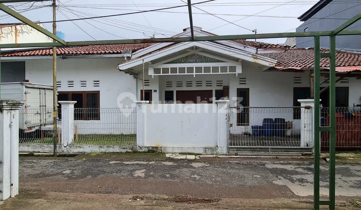 Minimalist House in Sayap Pajajaran, Bandung