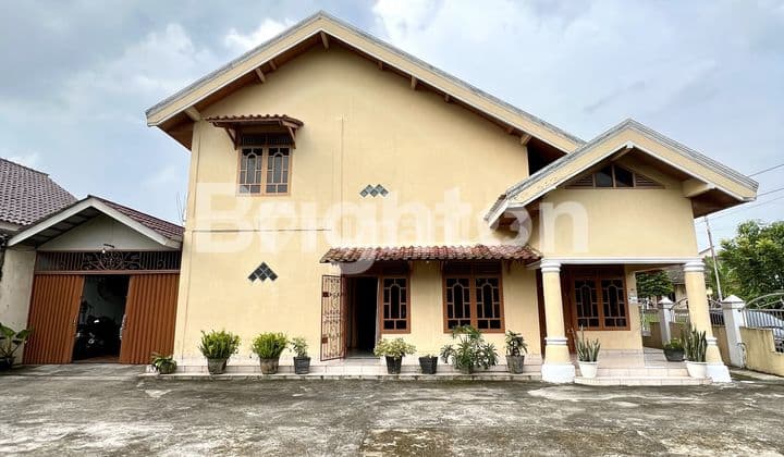 RUMAH BAGUS DAN BESAR SIAP HUNI DENGAN HALAMAN SANGAT LUAS