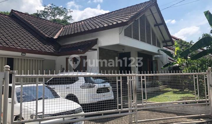 Rumah Asri Semi Furnished di jl Kiputih, Ciumbuleuit