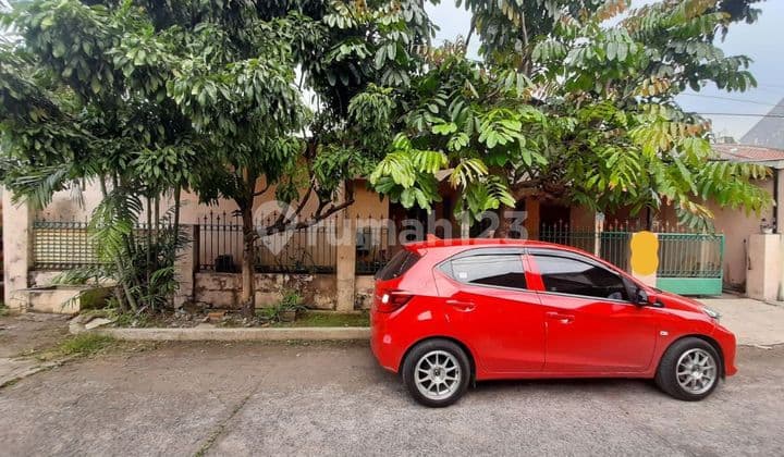 The house has a Music Studio with equipment and a Recording Room in Jaka Sampurna, Bekasi.