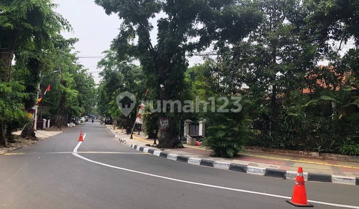 Rumah besar pinggir jalan..