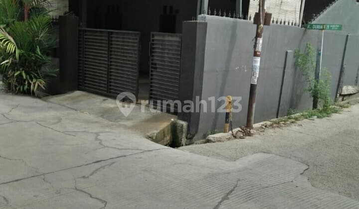 Rumah Hoek tanah luas