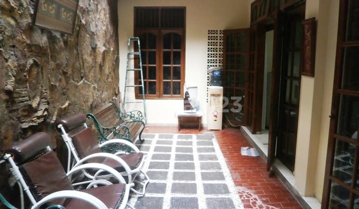 Rumah Dengan Lokasi Nyaman Di Tanah Kusir