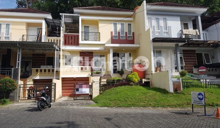 rumah mewah tingkat 2 terawat dan terasa nyaman ditengah kota