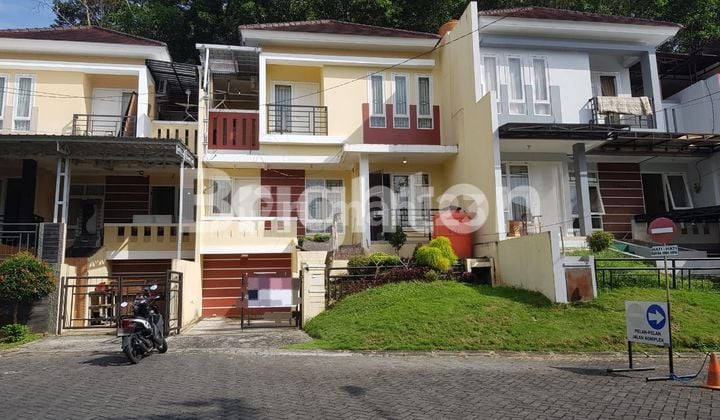 rumah mewah tingkat 2 terawat dan terasa nyaman ditengah kota