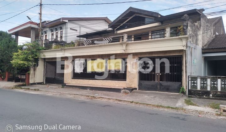 Rumah Mewah di Pinggir Jalan Besar