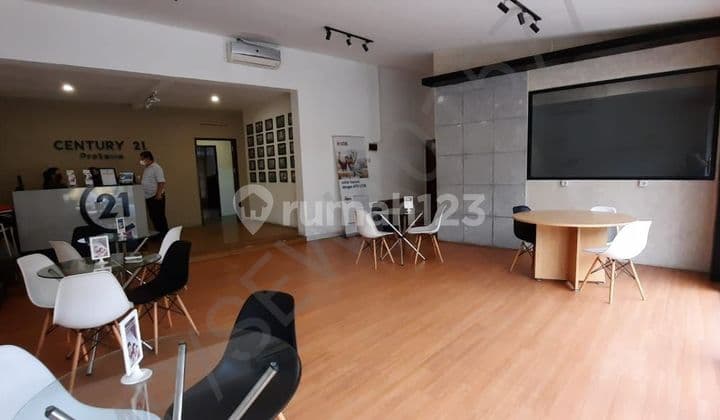 RUMAH LUAS COCOK UNTUK TEMPAT USAHA, PINGGIR JALAN RAYA DI JL.PANJANG, JAKARTA BARAT