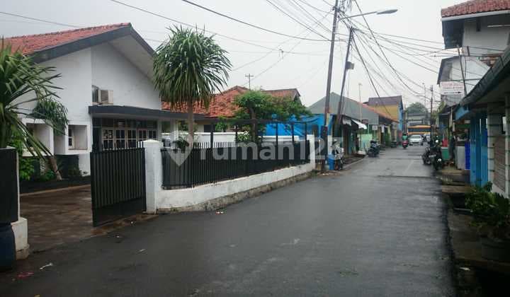 Spacious house with boarding rooms in Kramat Jati (Avail)