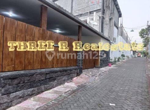 Rumah kost dan rumah induk dekat jalan raya Mayjen Panjaitan