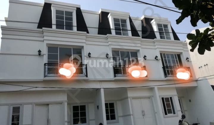 RUMAH BARU, HUK 3,5 LANTAI SIAP HUNI DI MUARA KARANG