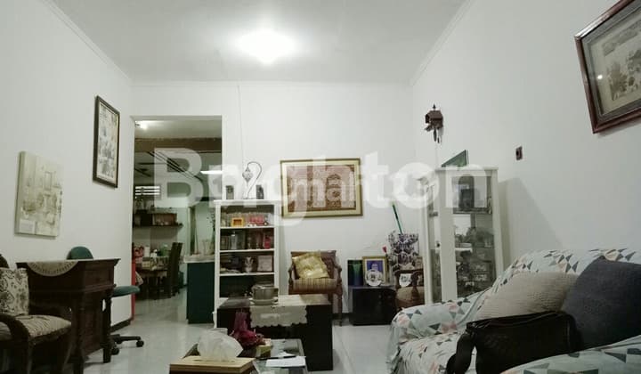 Prime location... house... zero on Jl. Adityawarman and zero on Jl. Kutai.