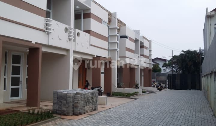 House in Luxury Interior Cluster Near East Pejaten