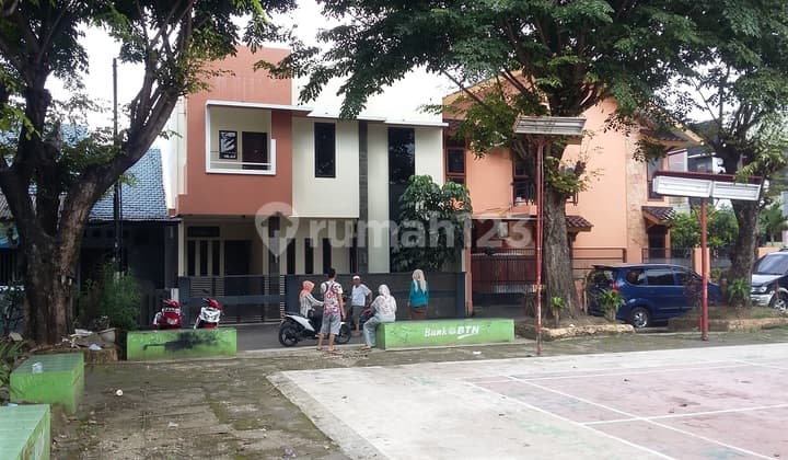 Rumah Dalam Kompleks Depan Taman Di Buncit