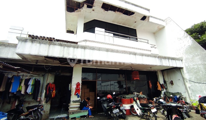 Old House, Very Strategic Location, Close to School, Wide Road