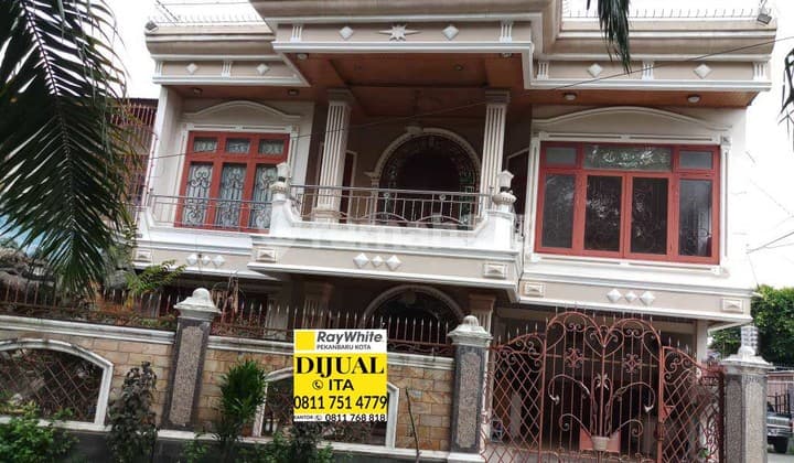 2.5-story house in LimaPuluh, Pekanbaru