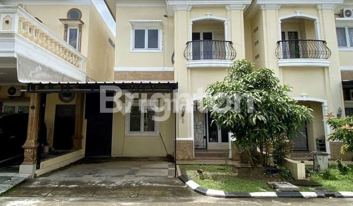 RUMAH TOWNHOUSE CANTIK DI DALAM KOMPLEK PERUMAHAN MEWAH DI OPI JAKABARING