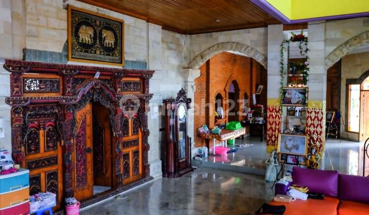 FULLY FURNISHED THREE STOREY HOUSE IN SINGARAJA