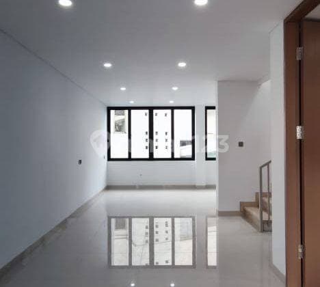 Rumah 4 Lantai Plus Basement Surya Sumantri Sarijadi Dekat Kampus