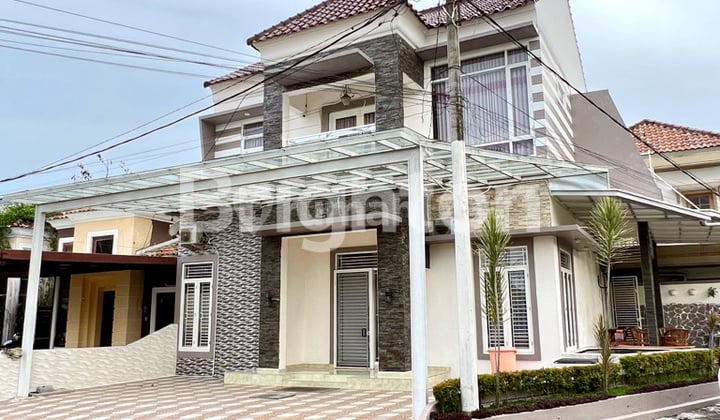 RUMAH TOWNHOUSE FULL FURNISHED CANTIK, ELEGAN DAN MEWAH DI PERUMAHAN GRAND GARDEN DI DAERAH CELENTANG PUSAT KOTA