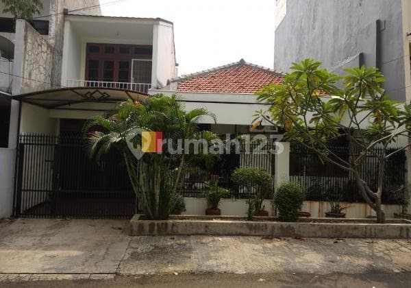 Rumah 2 Lt Depan Taman Strategis Di Tomang Jakarta Barat