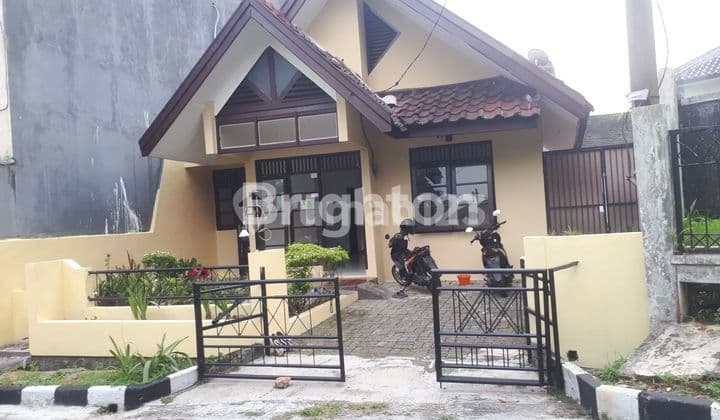 RUMAH NYAMAN HADAP TAMAN DAN TANAH LUAS TAMAN YASMIN