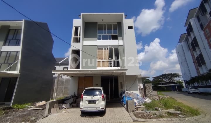 Dijual Rumah 3 Lantai Royal Residence Wiyung Surabaya