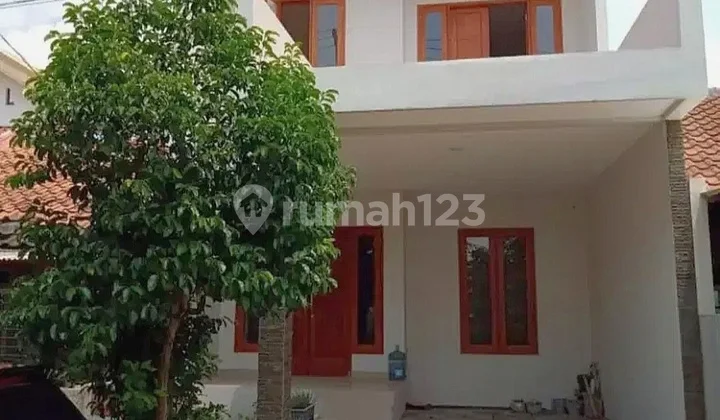 Minimalist Model Babatan Pratama Wiyung House with Front Public Facilities